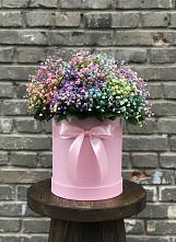 Цветочная композиция из Гипсофила и Розы в шляпной коробке в Полбино
