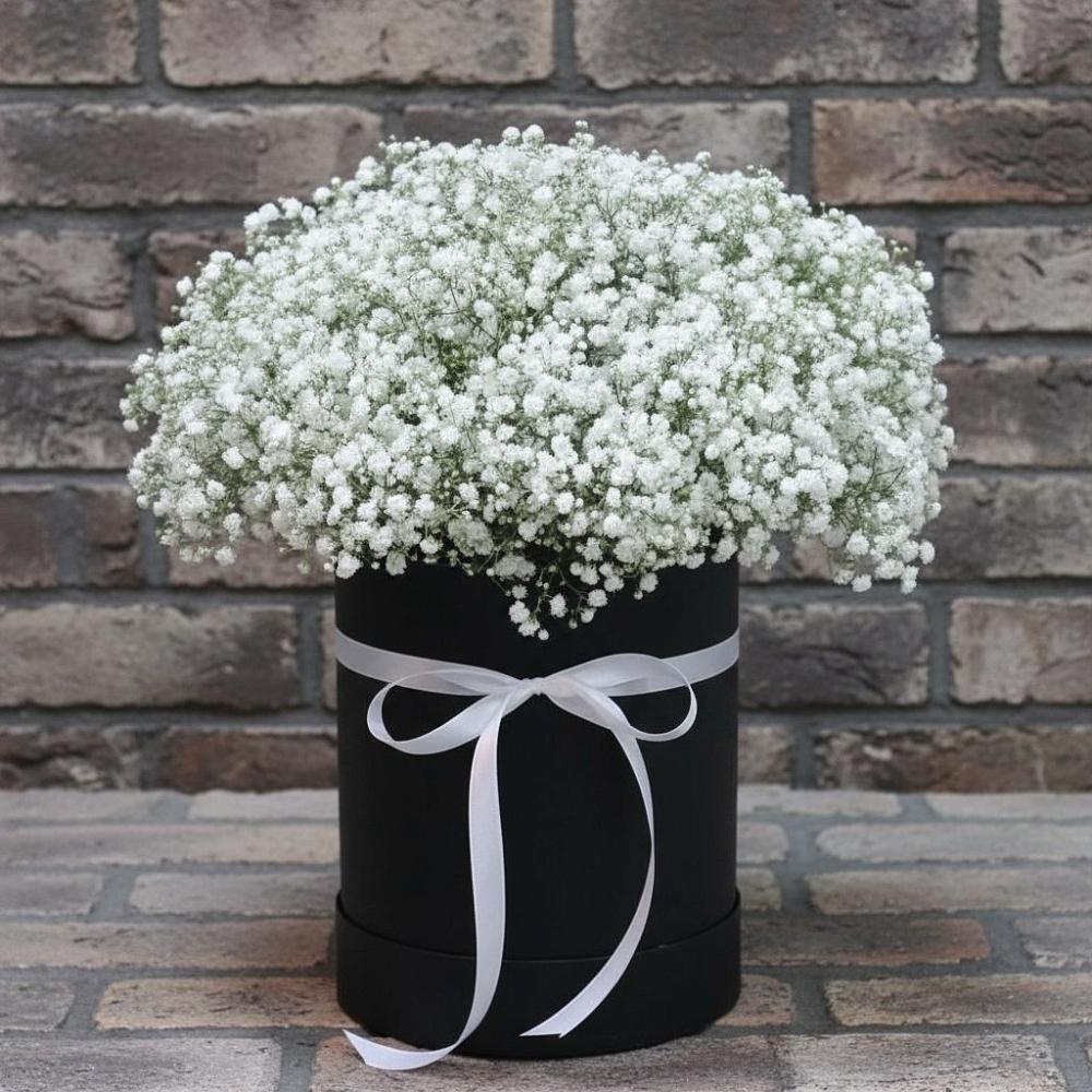 Цветочная композиция из Гипсофила в шляпной коробке в Полбино