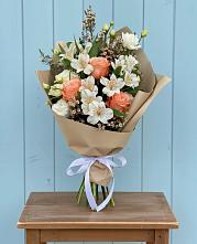 Букет цветов из:  Альстромерии, Лизиантусы, Розы и Хризантемы в Полбино