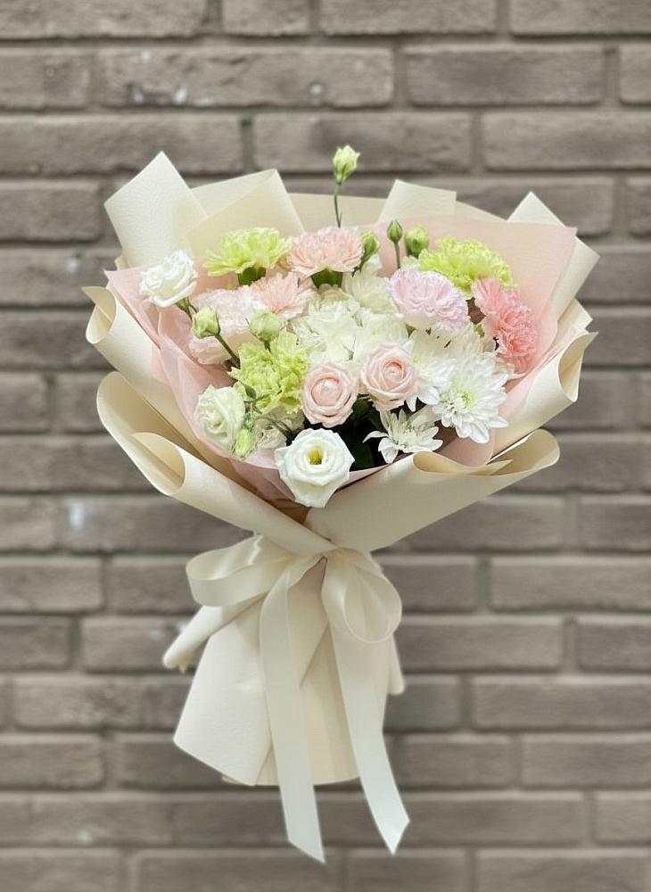 Букет цветов из: Гвоздики, Розы, Лизиантусы и Хризантемы в Полбино