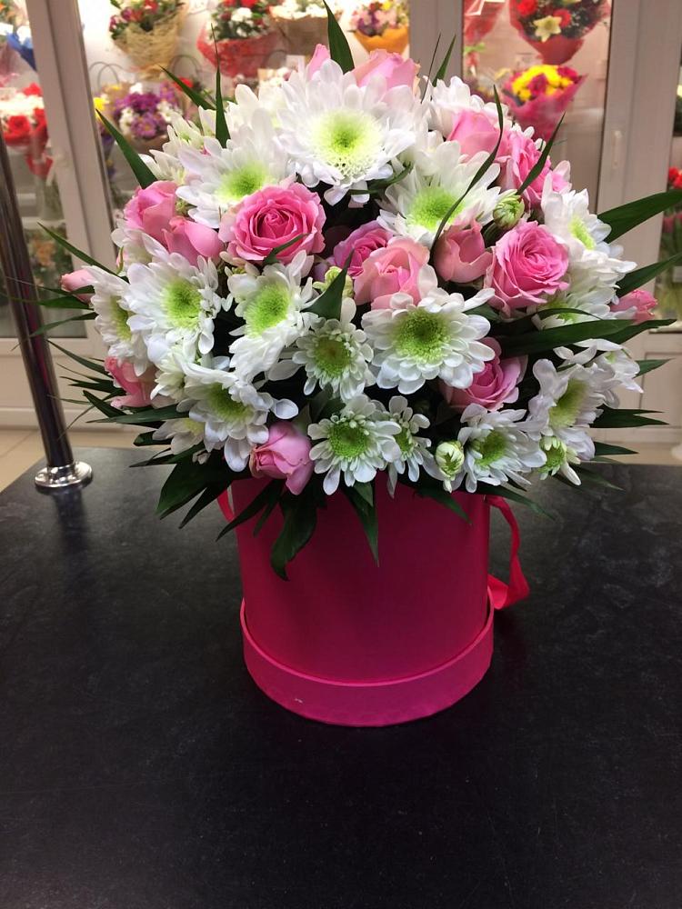 Цветочная композиция из Розы и Хризантемы в шляпной коробке в Полбино