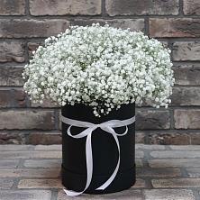 Цветочная композиция из Гипсофила в шляпной коробке в Полбино